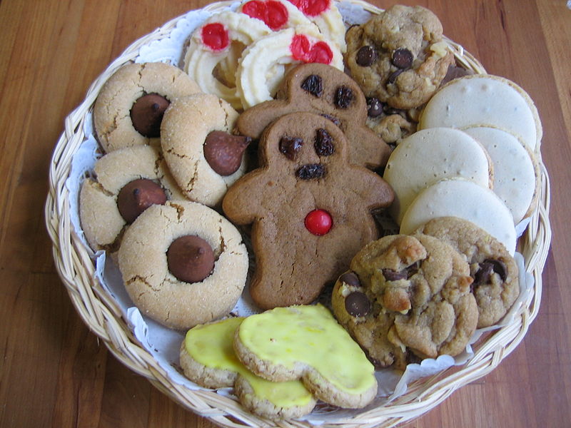 Plateful of Christmas Cookies by by Leah Lansin and Lyssa Moyer licensed http://creativecommons.org/licenses/by-sa/2.5/deed.en http://en.wikipedia.org/wiki/File:Christmas_Cookies_Plateful.JPG